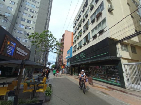 CA01- Apto na Quadra-mar da Praia Central com garagem
